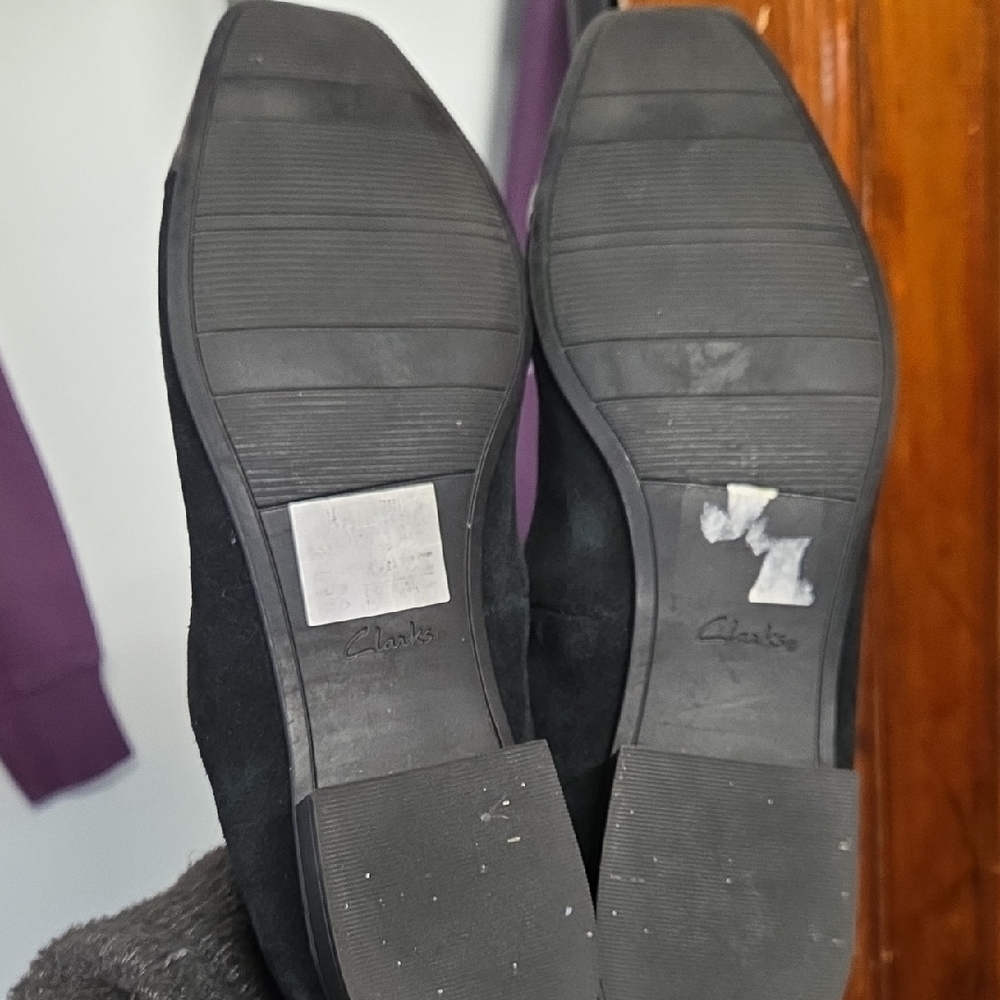 Clarks Black Loafers with Cap Toe   Size 10 - Picture 5 of 7